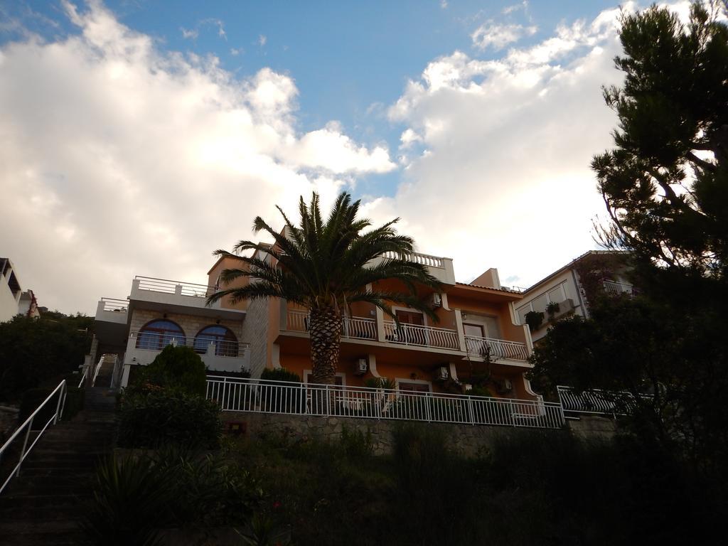 Apartments Kapetan Jure Brela Exterior foto